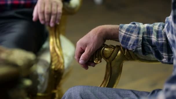 Boeren met hun handen op de oude stoelen houvast — Stockvideo