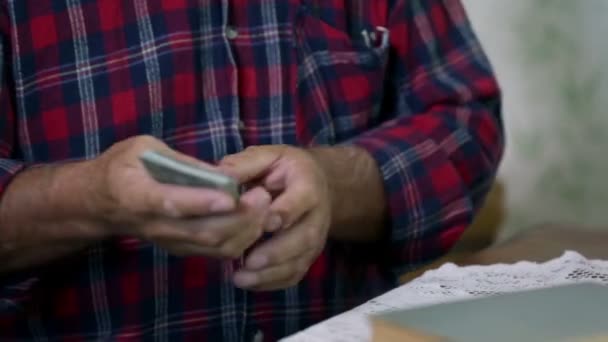 Farmář ruce drží peníze, účty — Stock video