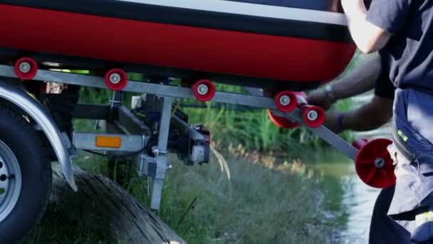 Förbereda en brandbil för en pumpning av sjön vatten — Stockvideo