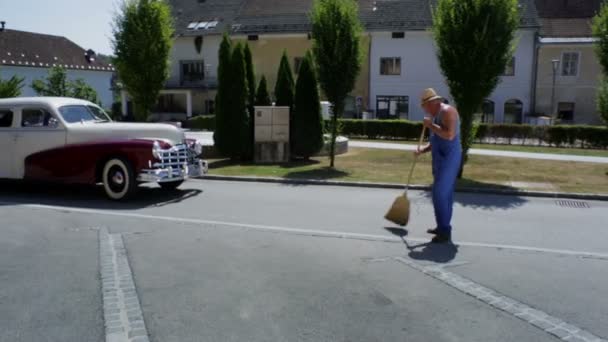 Vintage car drives over swept parking lot — Stock Video