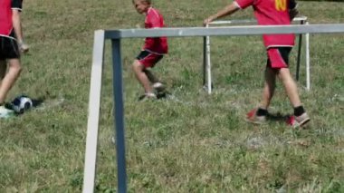 Toplam yaz futbol oynayan çocuklar