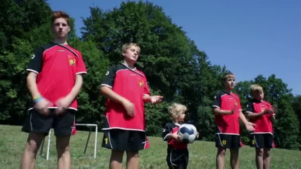 Niños aplaudiendo en medio del campo — Vídeo de stock