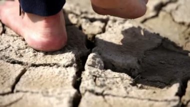 kadın yalınayak kişi arasında yürüyüş kuru ve kırık toprak