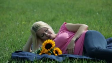 midesini parkta okşayarak preagnant kadın