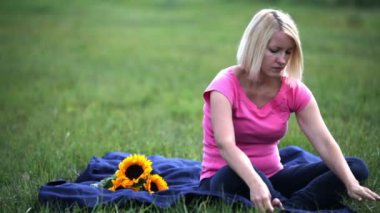 Pembe battaniye temizliği sarışın kadın