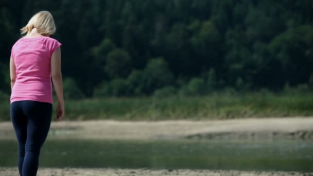 Mujer de mediana edad disfrutando de la naturaleza y la vista sobre el río — Vídeo de stock