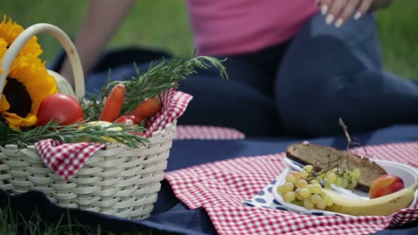 Krásná žena, jíst bobule hroznů při odpočinku — Stock video