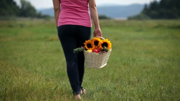 Caminar con una cesta blanca llena de golosinas de picnic — Vídeos de Stock