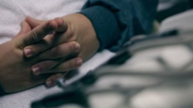 Tilt elinden müşterinin yüzüne vurdu