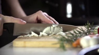 adet ahşap plaka içine soğan kesmek
