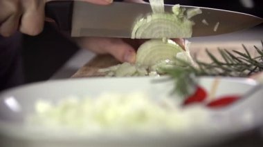 soğanı küçük parçalara kesmek