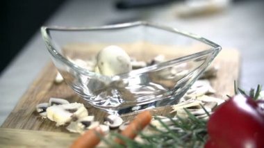 düğme mantar cam fincan içine düşmek