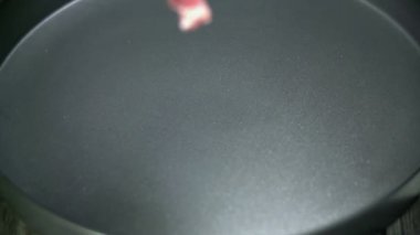 biftek kızartma tavası atma