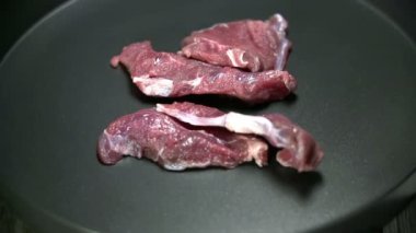 parça et kızartma tavası atma.
