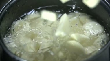 patates adet su çanak içine atma.