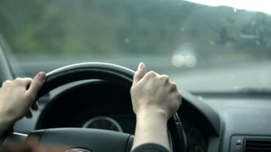 Sürücüleri Eller direksiyonda