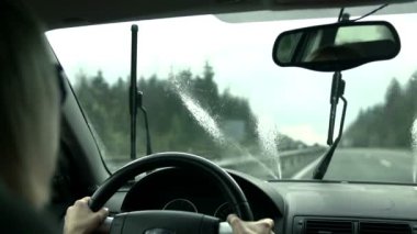 Turuncu trafik işareti yanıp sönen geçmiş sürüş