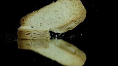 tost düşer ve biraz sevgisi