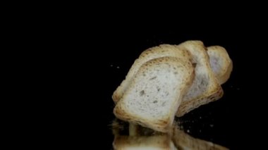 düşen ve yansıtıcı yüzey üzerinde çökmekte ekmek parçaları