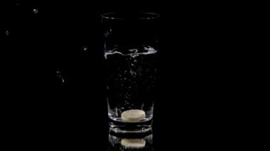 biraz su bardak alt kısmında çember vitamin tablet