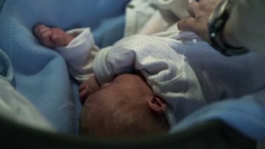 Ebeveynler onların bebek kıyafetleri uygun olan