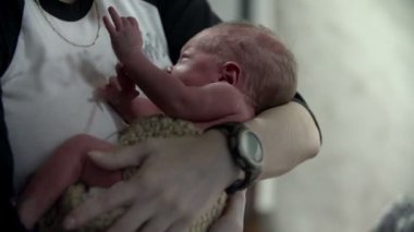 Annem oynak bebeğini kucağında tutar.