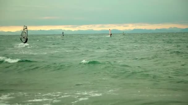 Виндсерфингисты в открытом море — стоковое видео