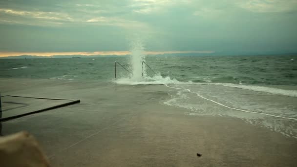 海浪冲撞着海岸线 — 图库视频影像