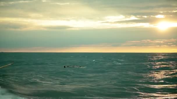 Bateau attaché sur la mer du soir — Video