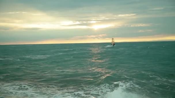 Windsurfer attraversa il mare la sera — Video Stock