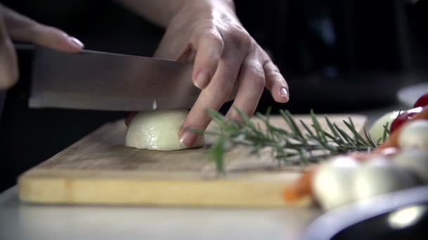 Die Zwiebel in kleine Stücke schneiden — Stockvideo