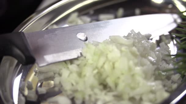 Pokrojoną cebulę w tłuste danie z nożem pozostały — Wideo stockowe