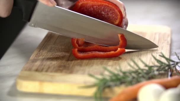 Snijden rode peper — Stockvideo