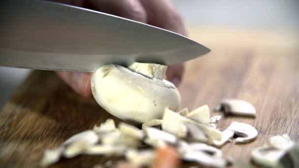 Champignons in Scheiben schneiden — Stockvideo