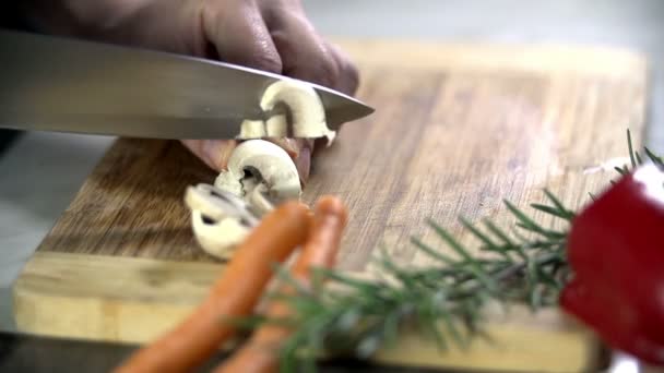 Snijden van de knop paddestoelen — Stockvideo