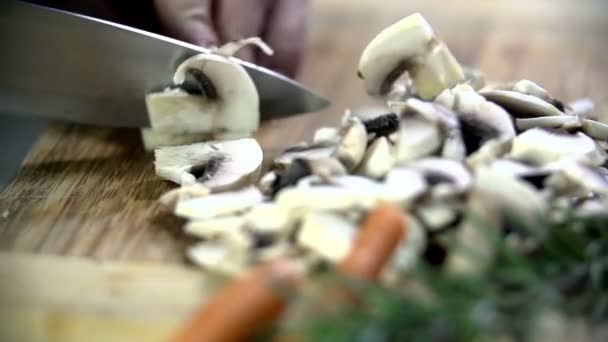 Couper le champignon bouton sur une assiette en bois — Video