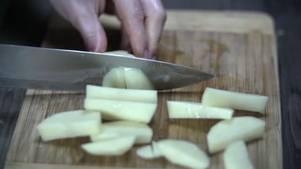 Cortando a batata em pequenas partes — Vídeo de Stock