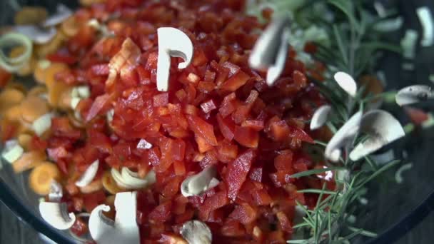 Des tranches de champignons de bouton tombent dans l'assiette avec d'autres légumes — Video