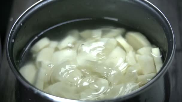 Ve vodě, které jsou připraveny k získání vařené brambory — Stock video
