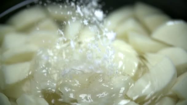 Ajouter un peu de sel à l'eau avec des pommes de terre 