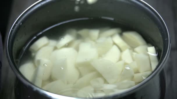 Aardappel in water klaar om te krijgen gekookt — Stockvideo