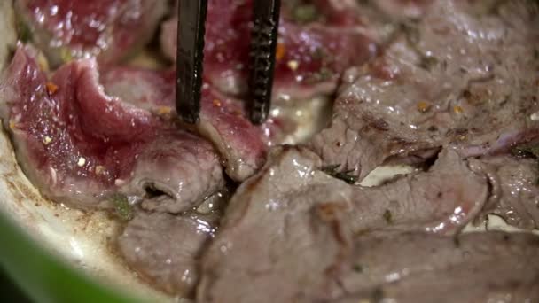 Das Fleisch auf der Pfanne wenden — Stockvideo