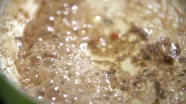 Бульбашки олії та смажене м'ясо — стокове відео