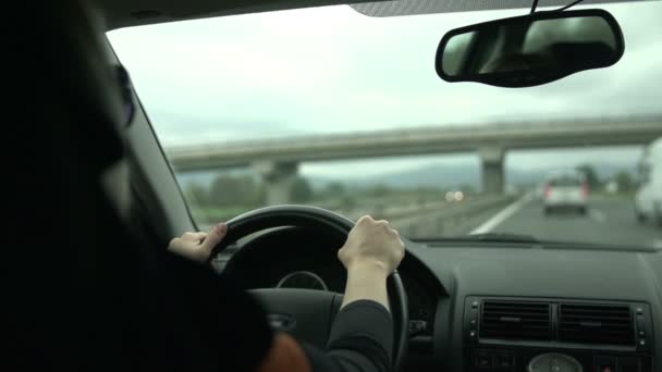 Conducciones femeninas bajo el puente en slo-mo — Vídeo de stock