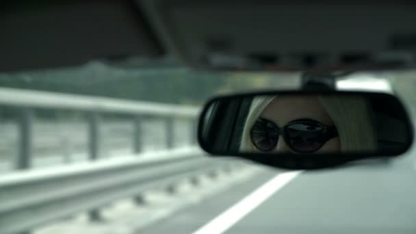 Mulher com óculos de sol no espelho retrovisor — Vídeo de Stock
