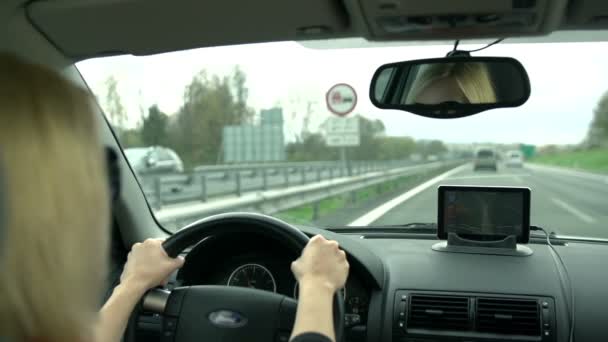 Mujer rubia con gafas de sol sigue las instrucciones del GPS — Vídeos de Stock