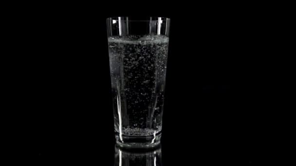 Tablety rozpouštění v glas vody — Stock video