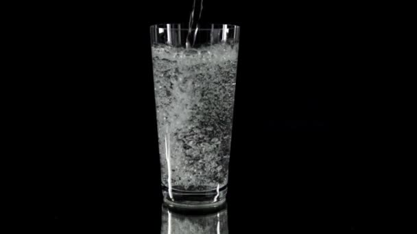 Filling up the glass with tonic in slow motion — Stock Video