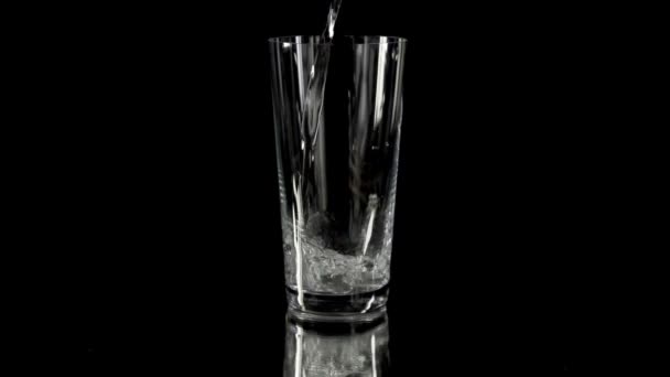 Langsam sprudelndes Wasser ins Glas gießen — Stockvideo