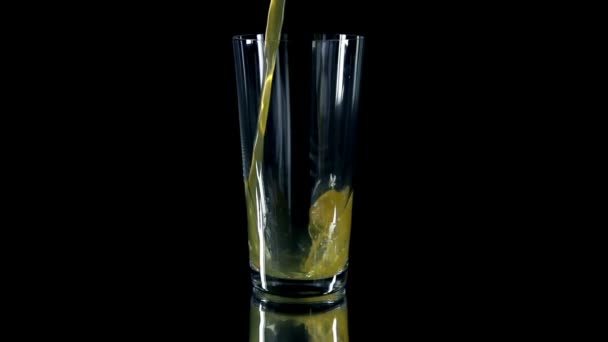 用桔子汁填充玻璃 — 图库视频影像